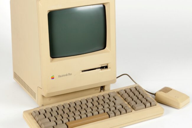 MACINTOSH PLUS - Muzeul virtual
