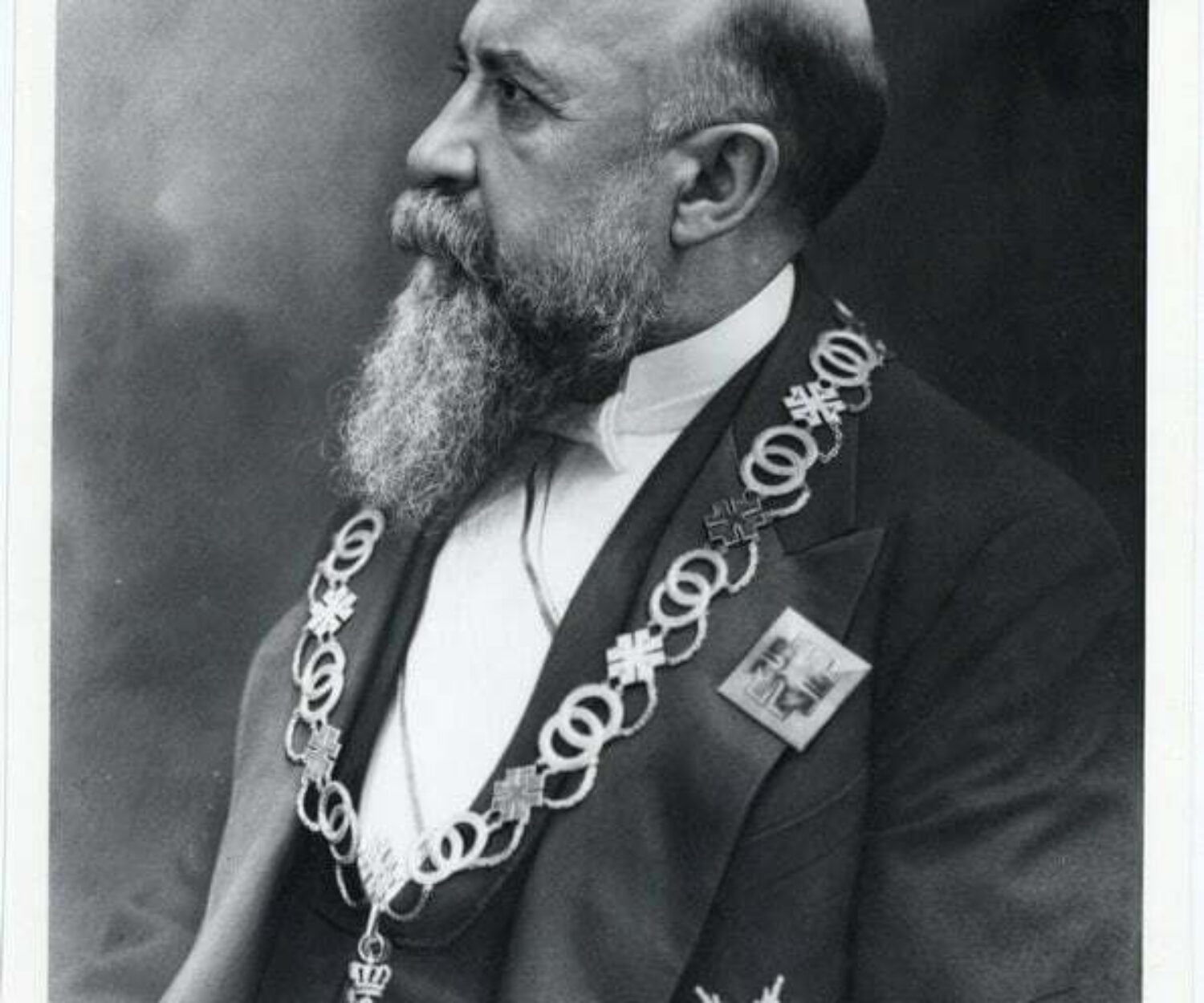 Nicolae Iorga în frac și cu Marele Colan al Ordinului Ferdinand, 1931.